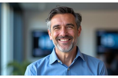 Retrato profissional de Rodrigo Almeida, co-fundador da Aura Plena.
